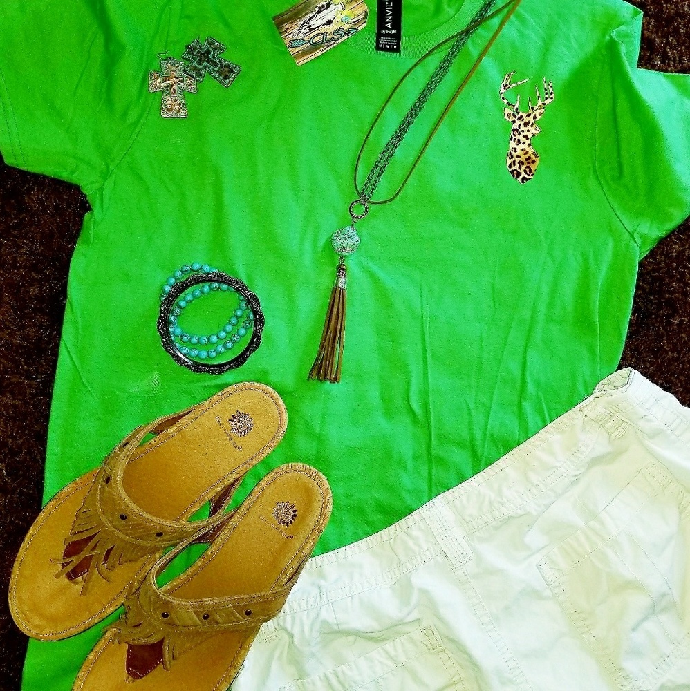 Medium leopard deer head graphic t. Nwt